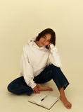 Cargar la imagen en la vista de la galería, oversized hoodie on model - sitting

